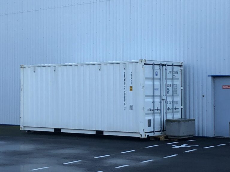 Vue extérieure d'un conteneur 20 pieds High Cube blanc sur site de stockage
