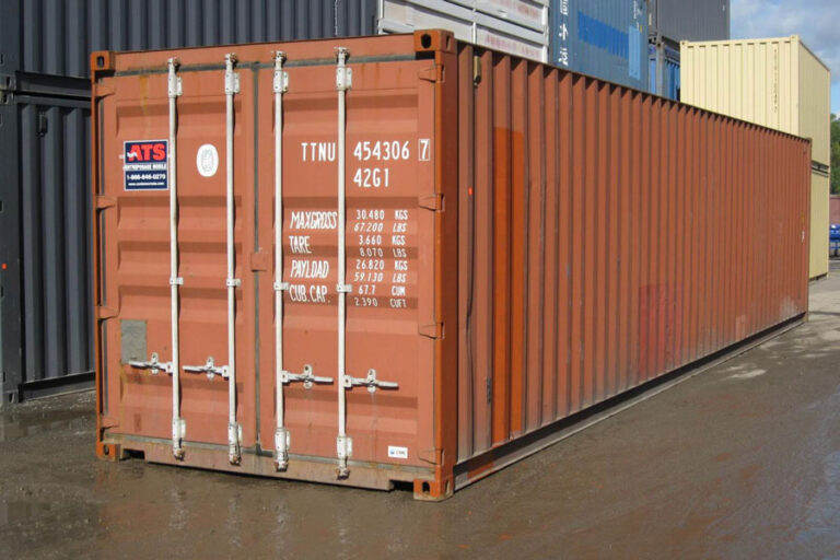 Conteneur 40 pieds High Cube posé sur terrain de chantier, vue extérieure