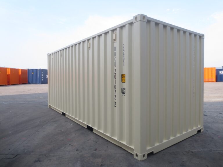 Container 20 pieds blanc crème posé sur aire de stockage, vue latérale