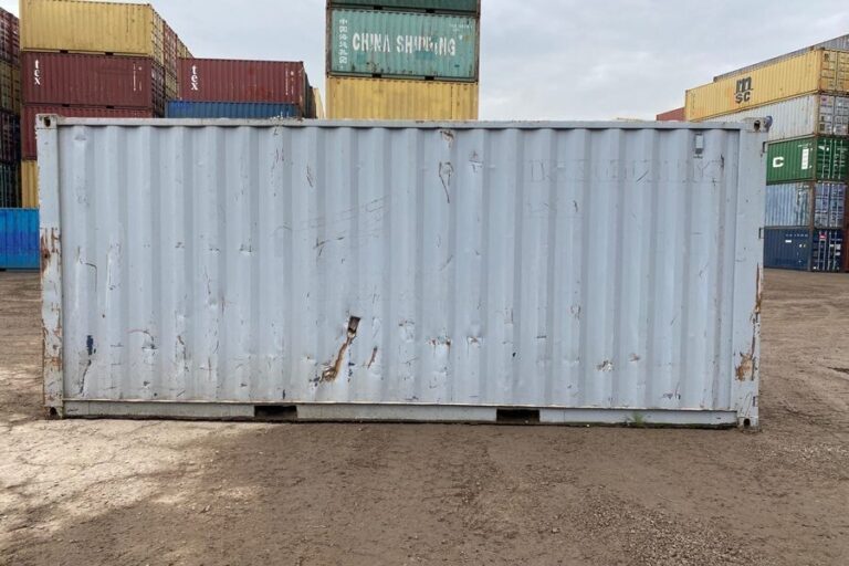 Porte industrielle verrouillable, visibles traces d'usage et charnières, ouverture difficile